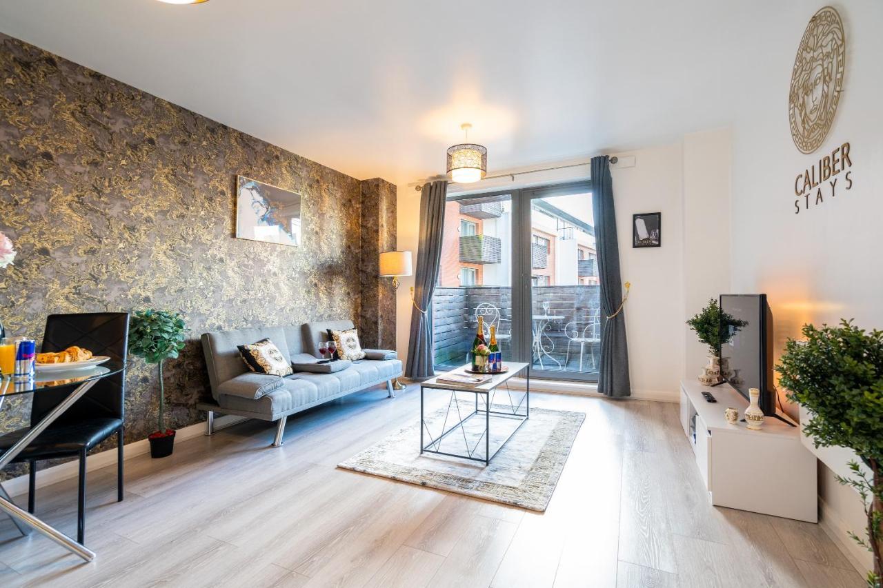 Caliber Stays Birmingham Bliss - Medusa Suite Apartments - Central 2-Bed Retreat - City Attractions, Sleeps 4, Free Netflix, Nearby Parking & Close Proximity - Bullring, Grand Central, The Cube - 5 Minutes Walk Exterior photo