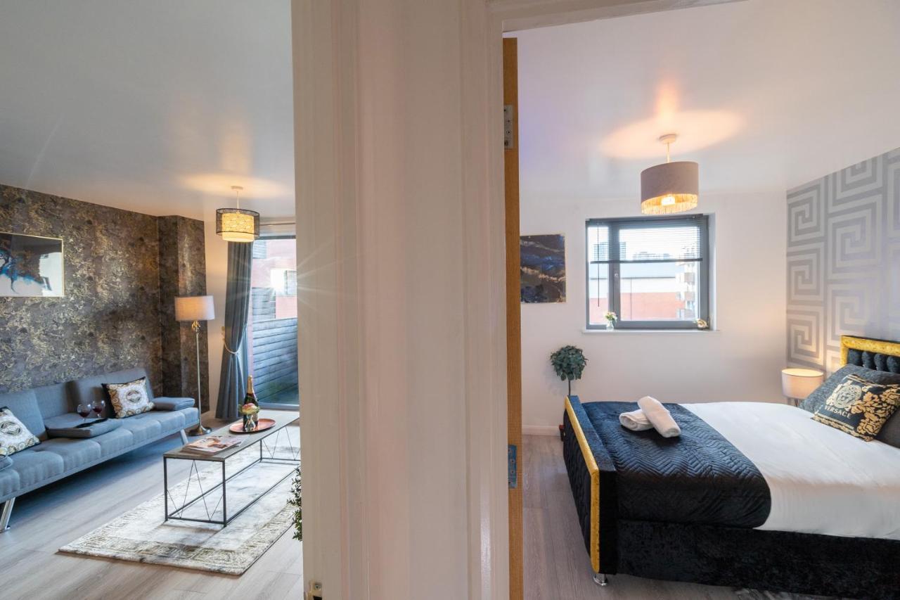 Caliber Stays Birmingham Bliss - Medusa Suite Apartments - Central 2-Bed Retreat - City Attractions, Sleeps 4, Free Netflix, Nearby Parking & Close Proximity - Bullring, Grand Central, The Cube - 5 Minutes Walk Exterior photo